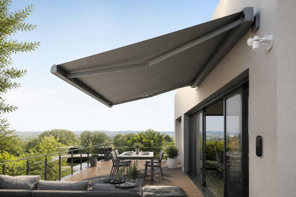 Store pour terrasse : motorisation, capteur vent et autres accessoires utiles
