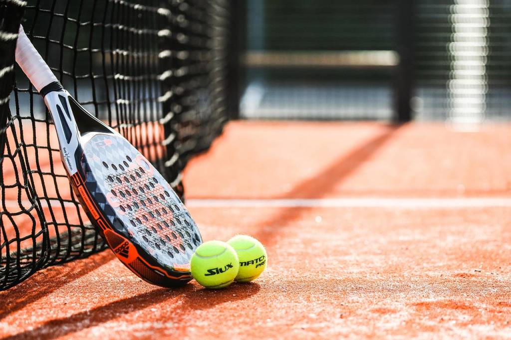 Top des meilleures raquettes de padel : comparatif, critères et conseils de choix